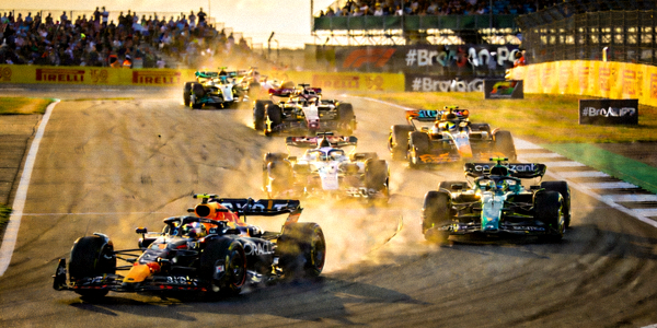 F1英国大奖赛正赛超车镜头集锦 - 赛车在赛道上竞速